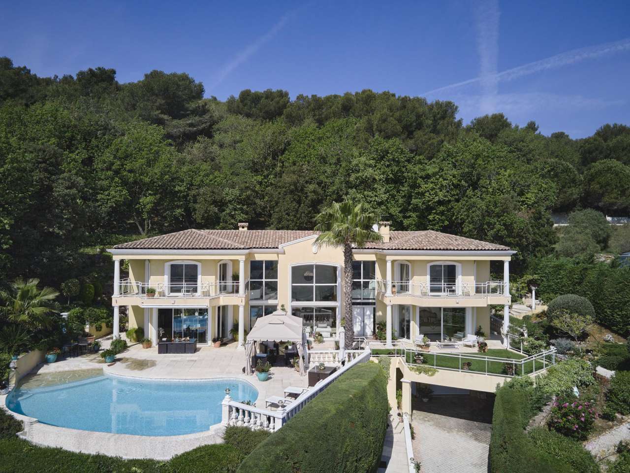 Grand and spacious 5 bedroom villa, ideally situated within a quiet and pea