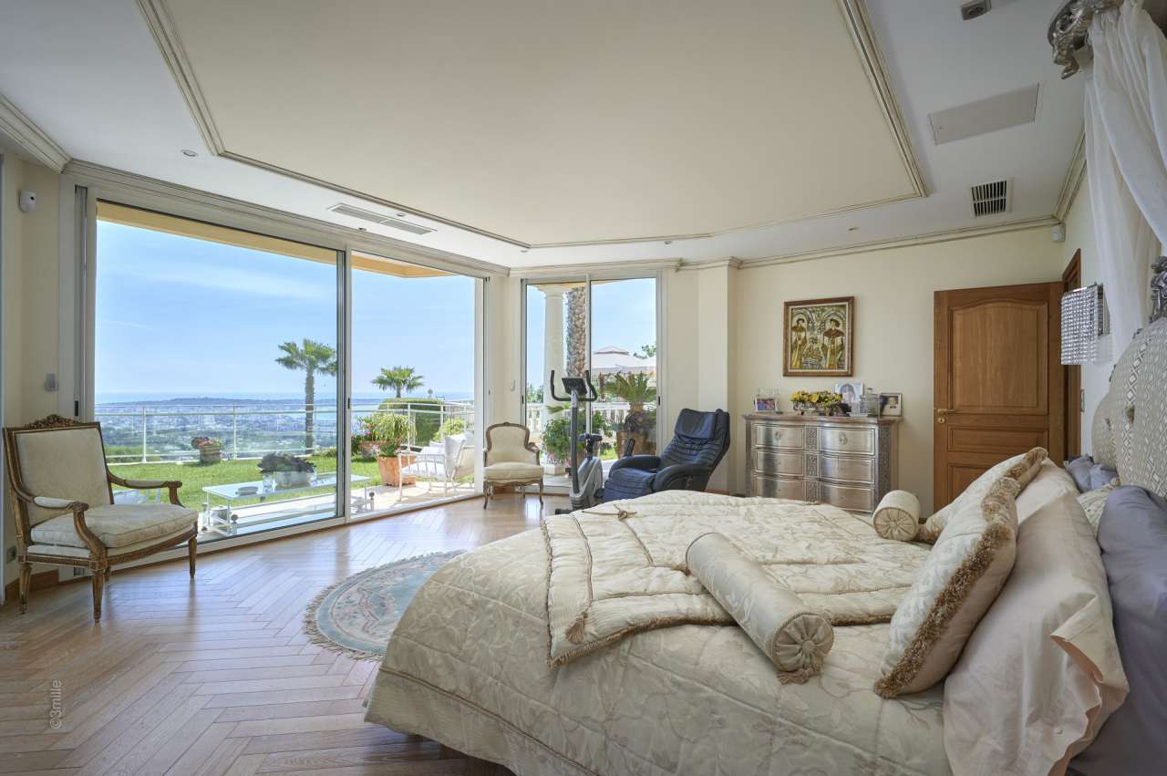 Grand and spacious 5 bedroom villa, ideally situated within a quiet and pea