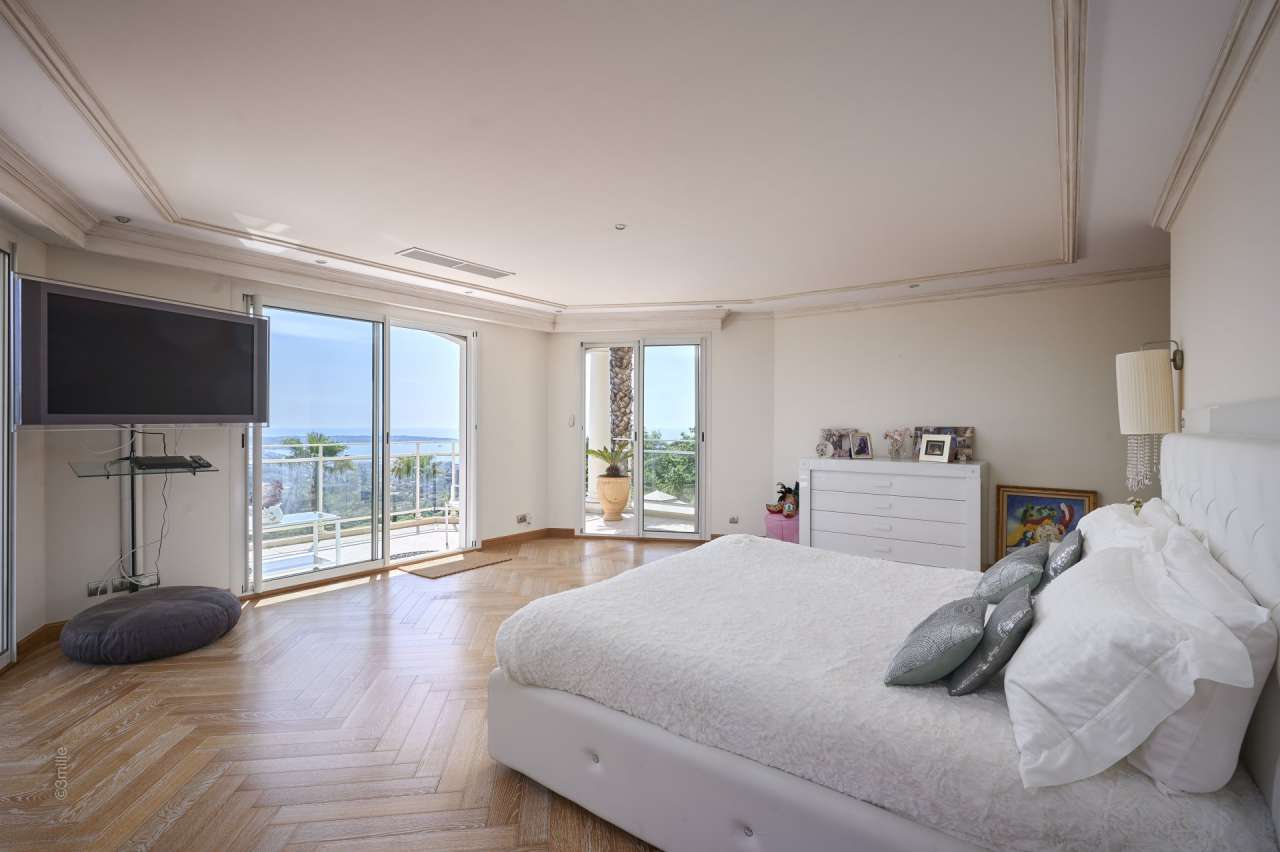 Grand and spacious 5 bedroom villa, ideally situated within a quiet and pea