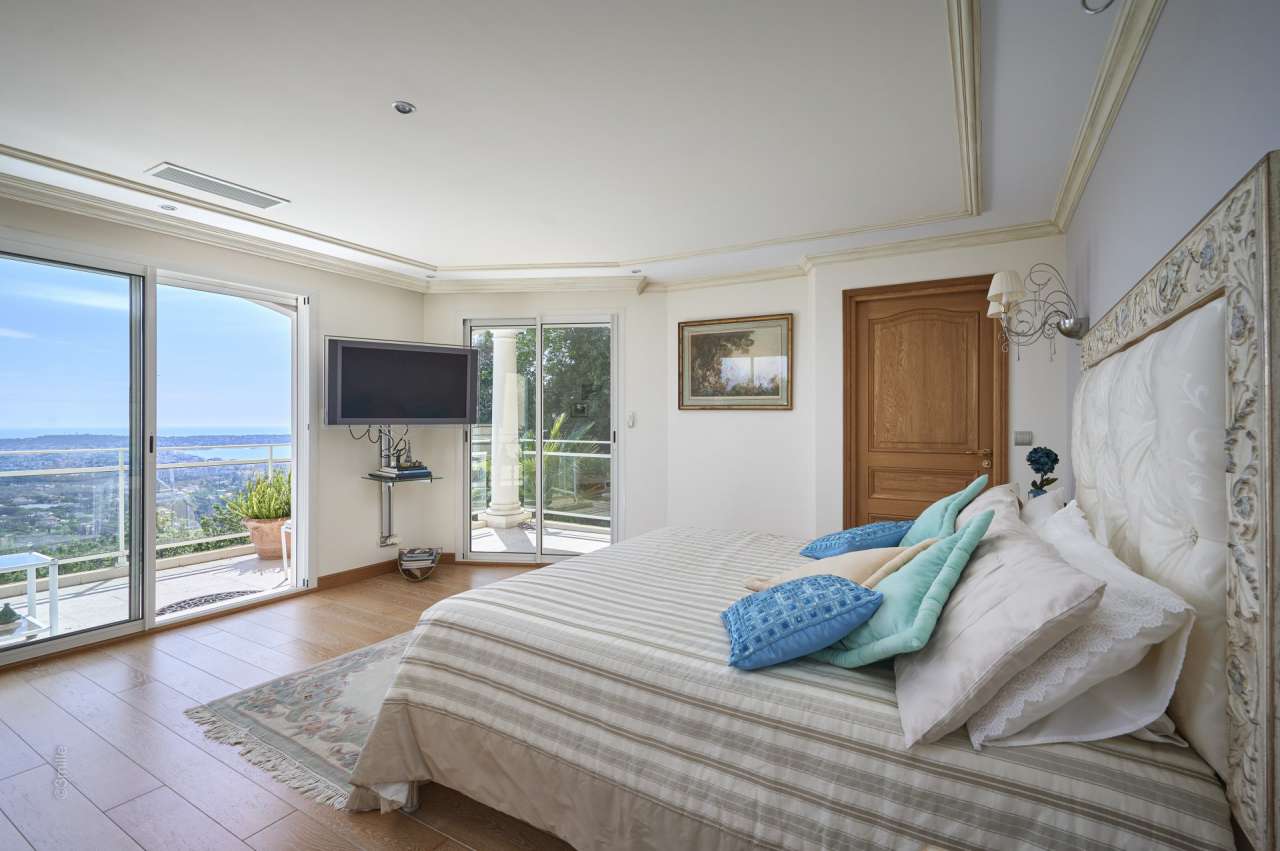 Grand and spacious 5 bedroom villa, ideally situated within a quiet and pea