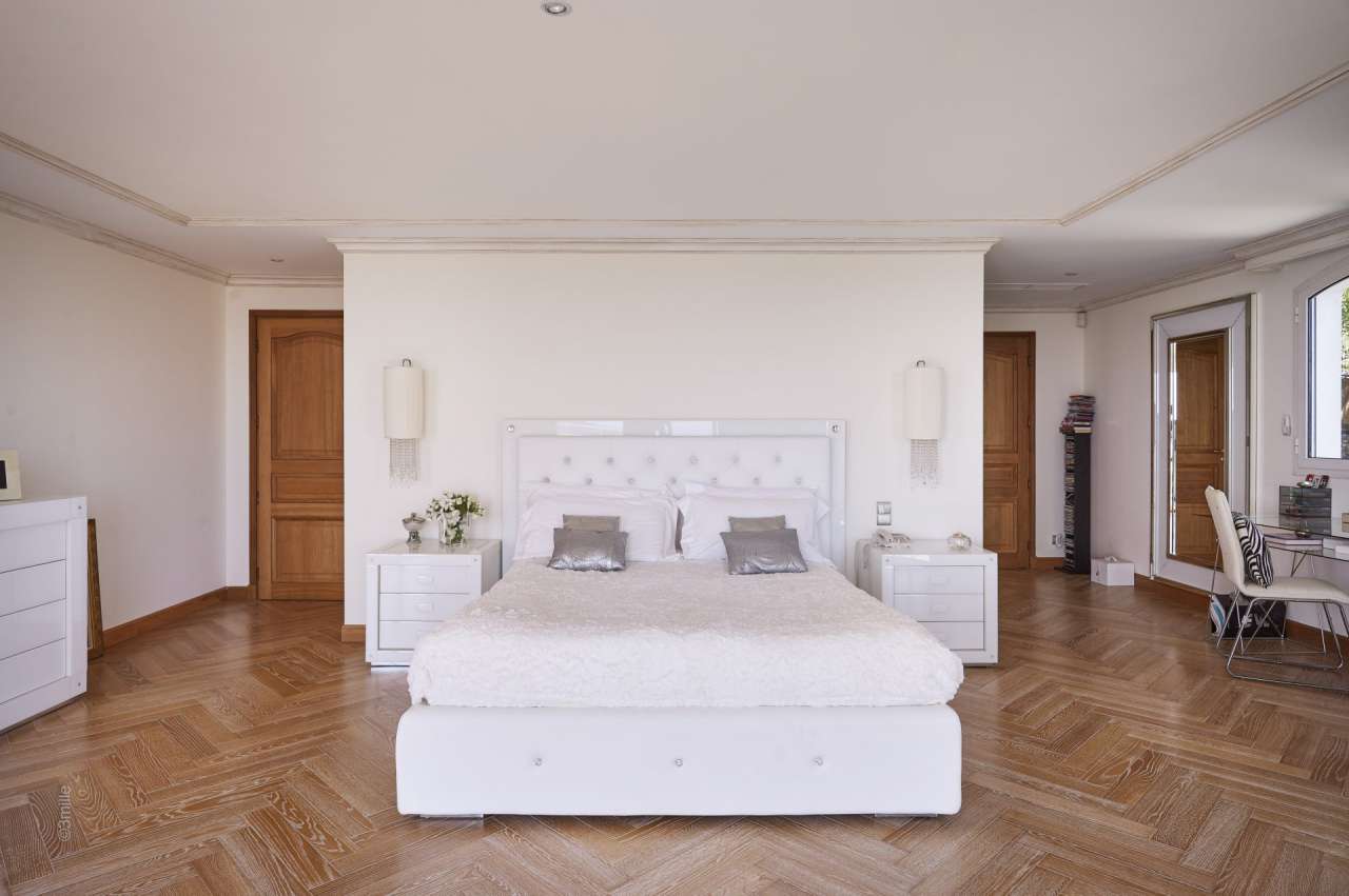 Grand and spacious 5 bedroom villa, ideally situated within a quiet and pea