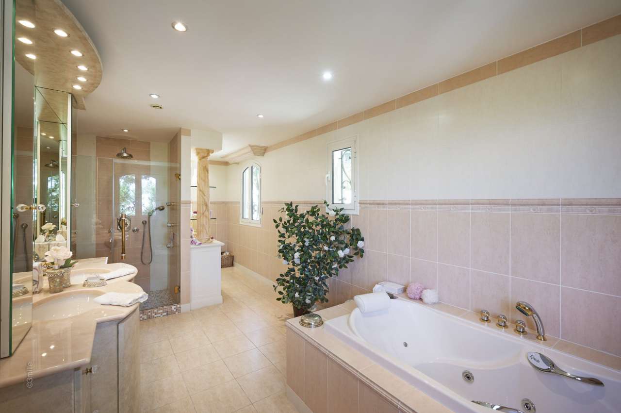 Grand and spacious 5 bedroom villa, ideally situated within a quiet and pea