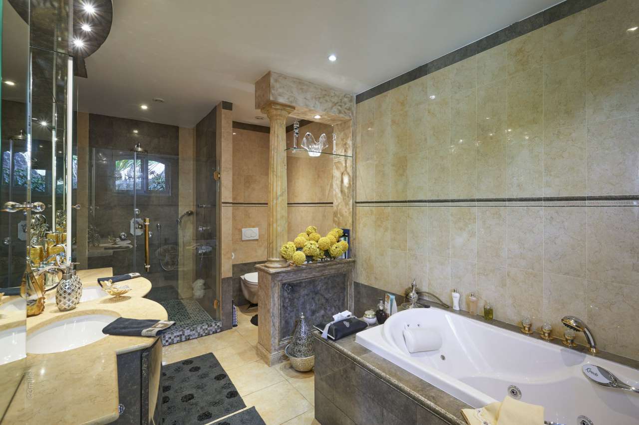 Grand and spacious 5 bedroom villa, ideally situated within a quiet and pea