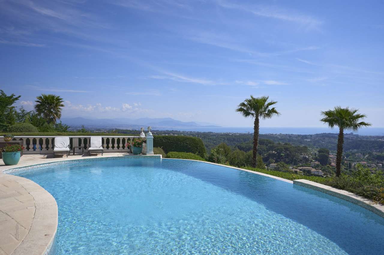 Grand and spacious 5 bedroom villa, ideally situated within a quiet and pea