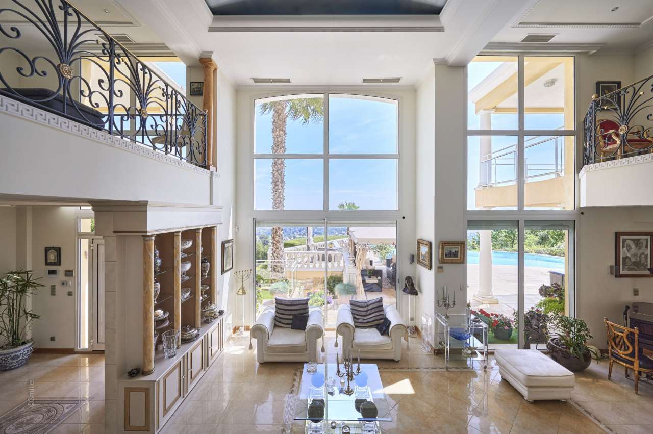 Grand and spacious 5 bedroom villa, ideally situated within a quiet and pea