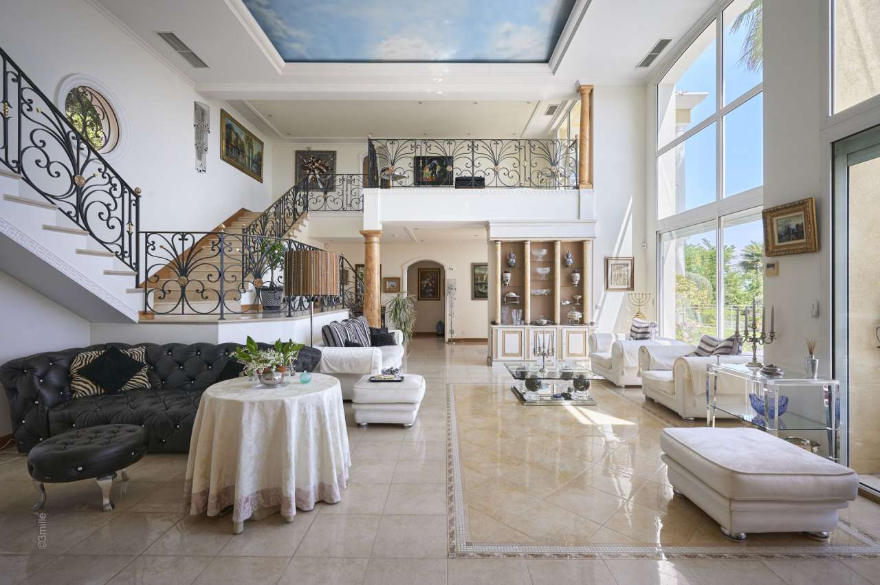 Grand and spacious 5 bedroom villa, ideally situated within a quiet and pea