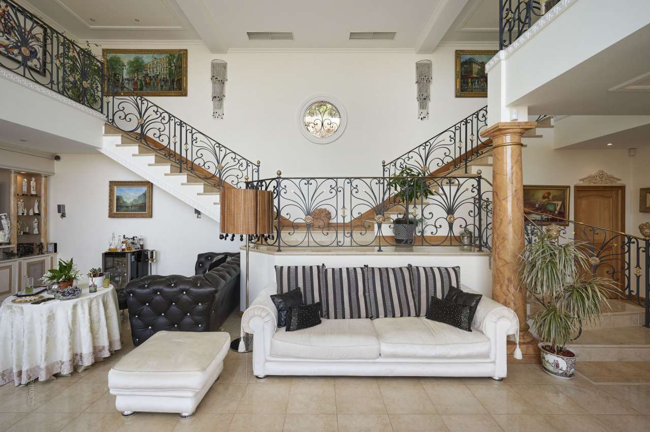 Grand and spacious 5 bedroom villa, ideally situated within a quiet and pea