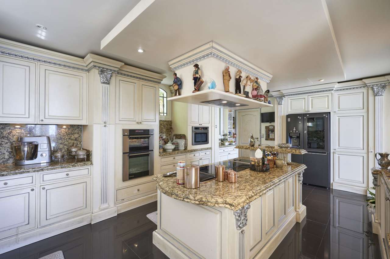 Grand and spacious 5 bedroom villa, ideally situated within a quiet and pea