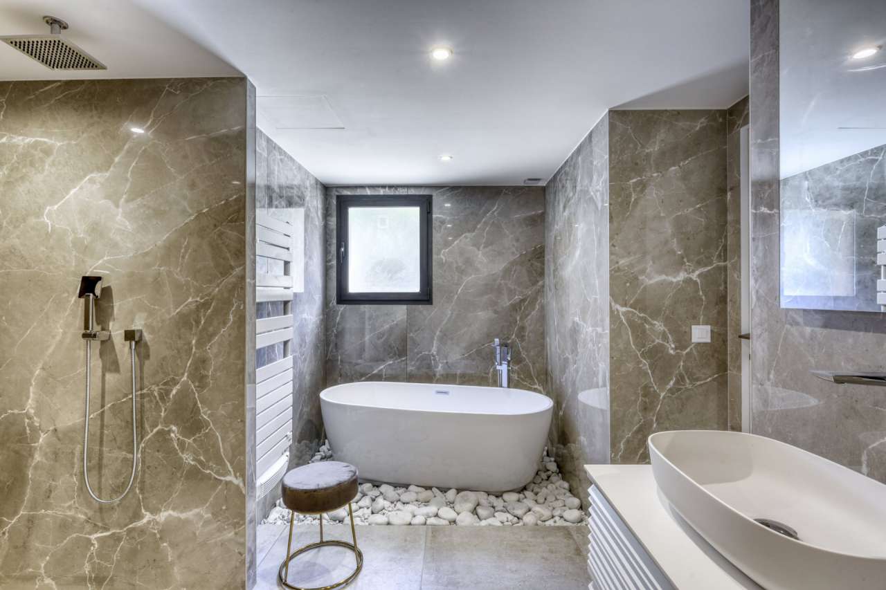 Beautifully renovated 5 bedroom luxurious and modern villa with separate ap