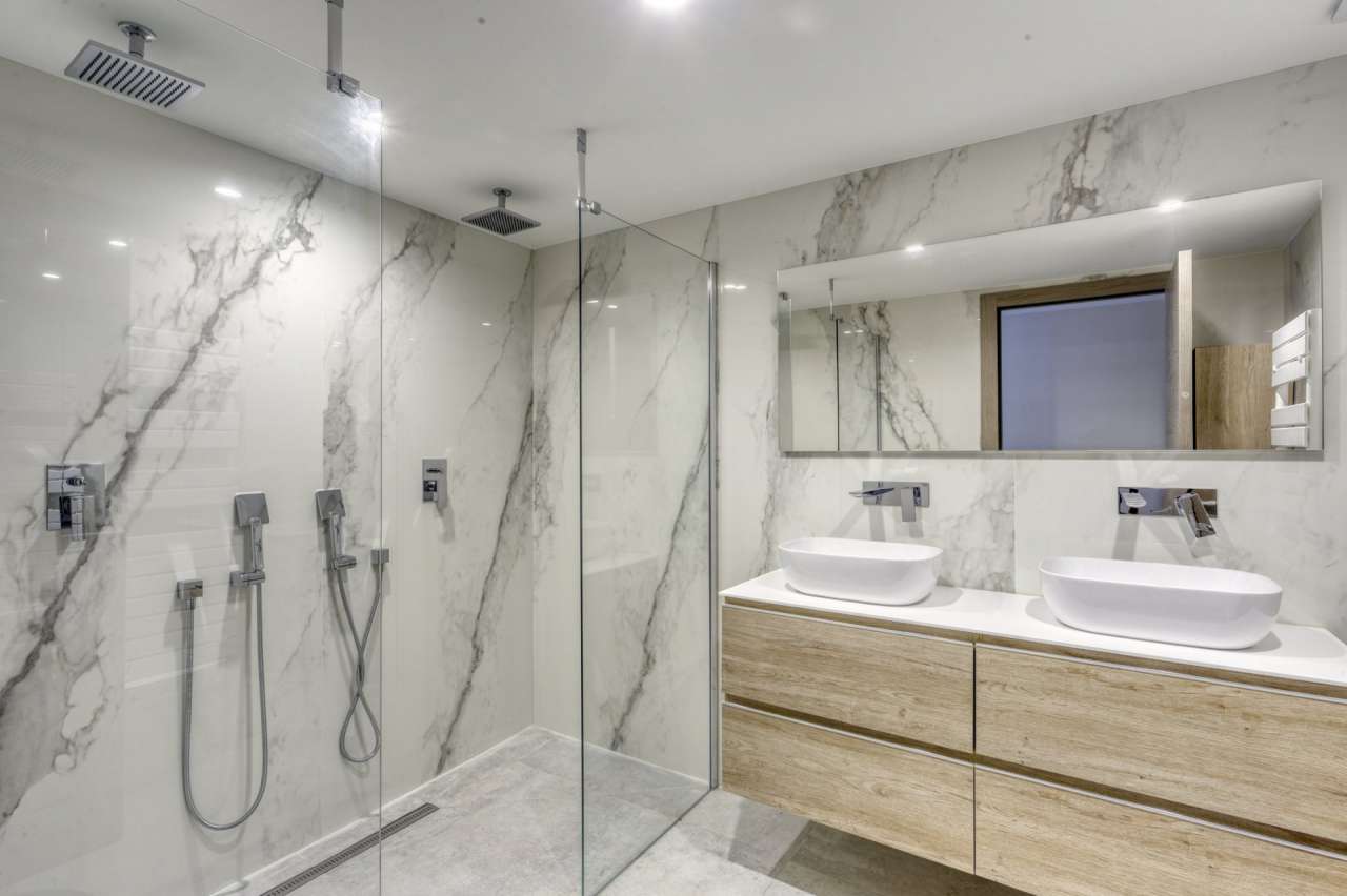 Beautifully renovated 5 bedroom luxurious and modern villa with separate ap