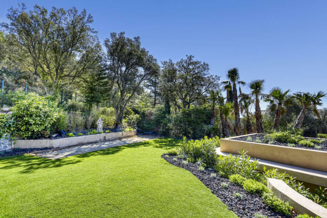 Beautifully renovated 5 bedroom luxurious and modern villa with separate ap