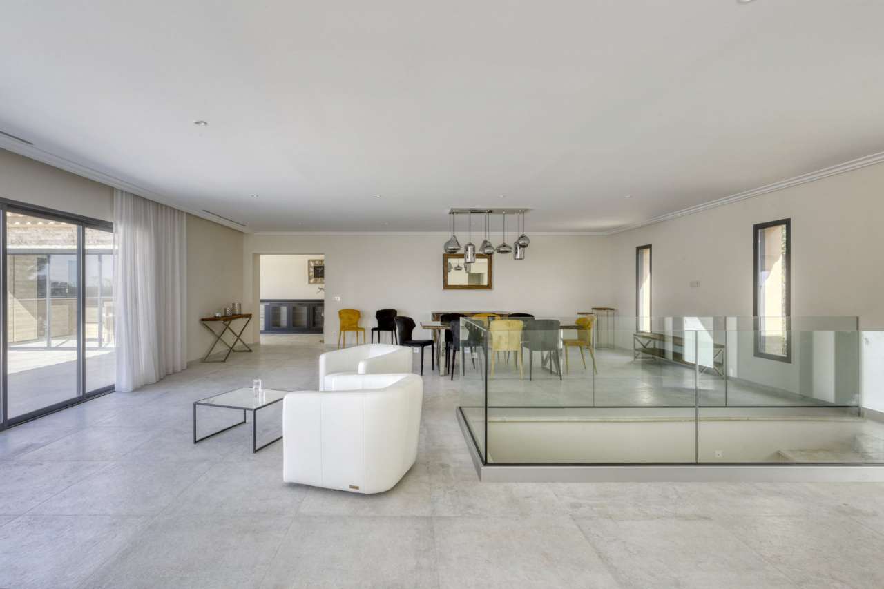 Beautifully renovated 5 bedroom luxurious and modern villa with separate ap