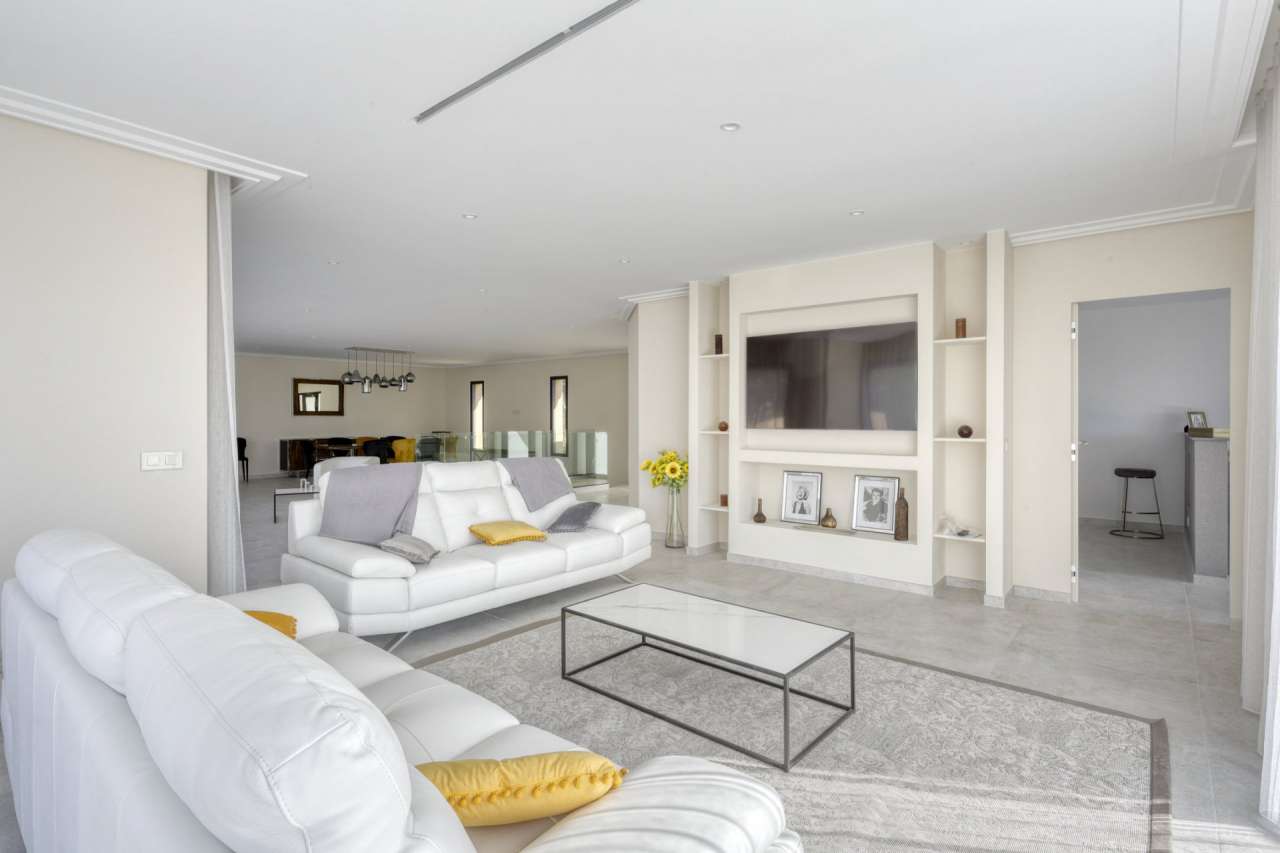 Beautifully renovated 5 bedroom luxurious and modern villa with separate ap