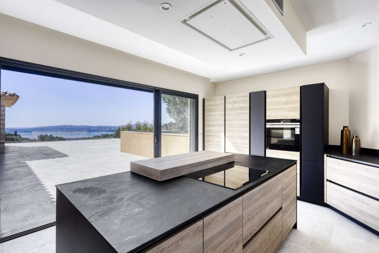 Beautifully renovated 5 bedroom luxurious and modern villa with separate ap