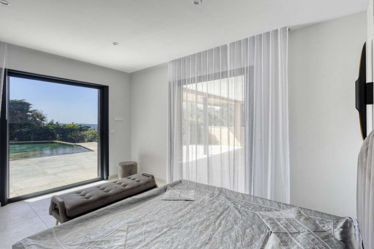 Beautifully renovated 5 bedroom luxurious and modern villa with separate ap