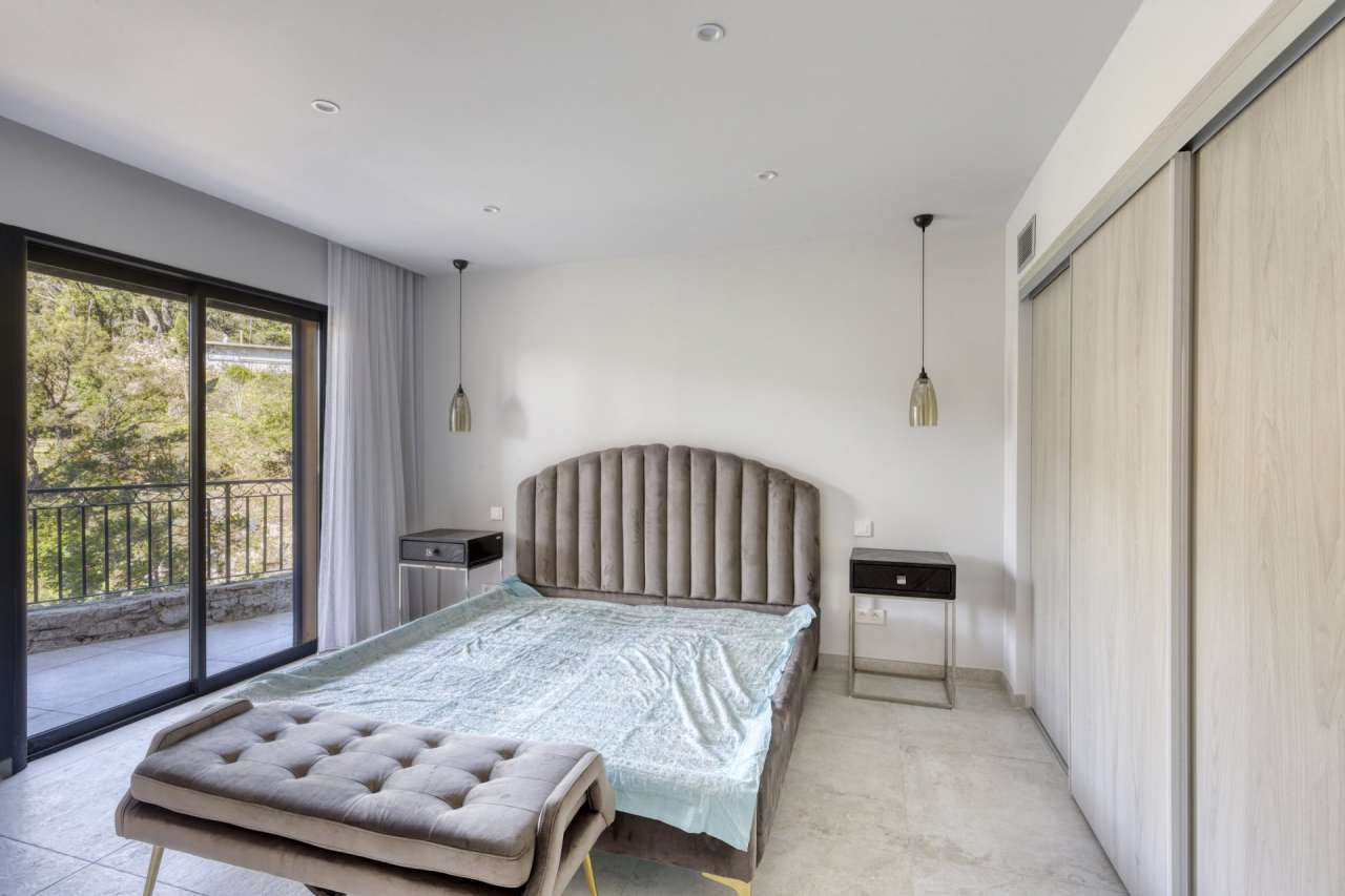 Beautifully renovated 5 bedroom luxurious and modern villa with separate ap