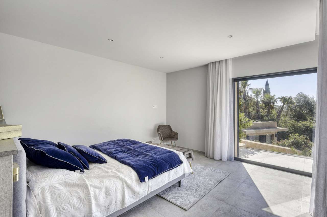 Beautifully renovated 5 bedroom luxurious and modern villa with separate ap