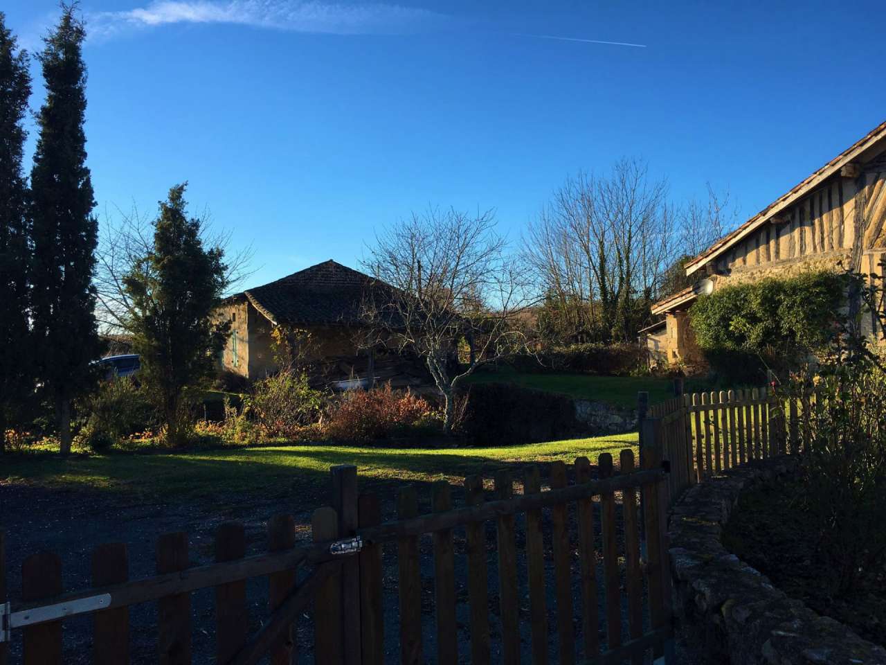 Spacious family home, with a large barn ripe for conversion, ideally situat