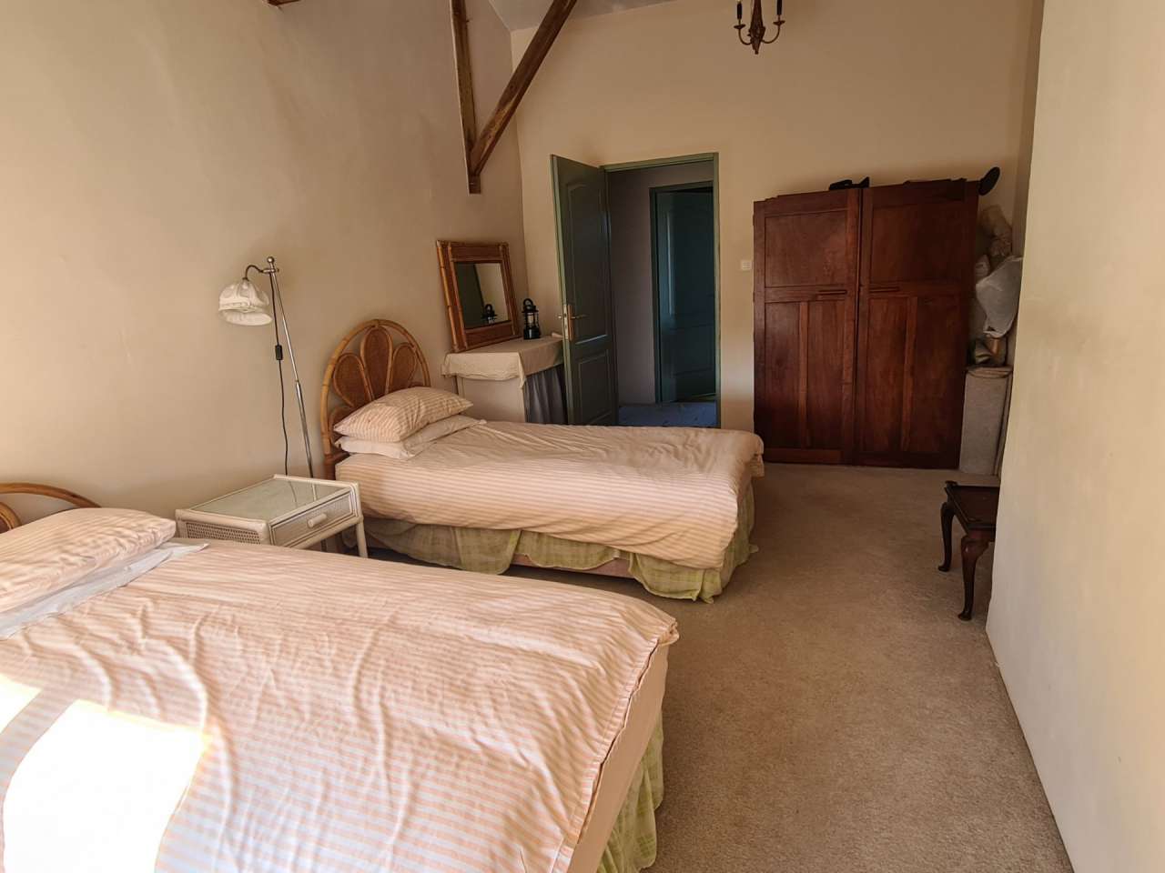 Spacious family home, with a large barn ripe for conversion, ideally situat