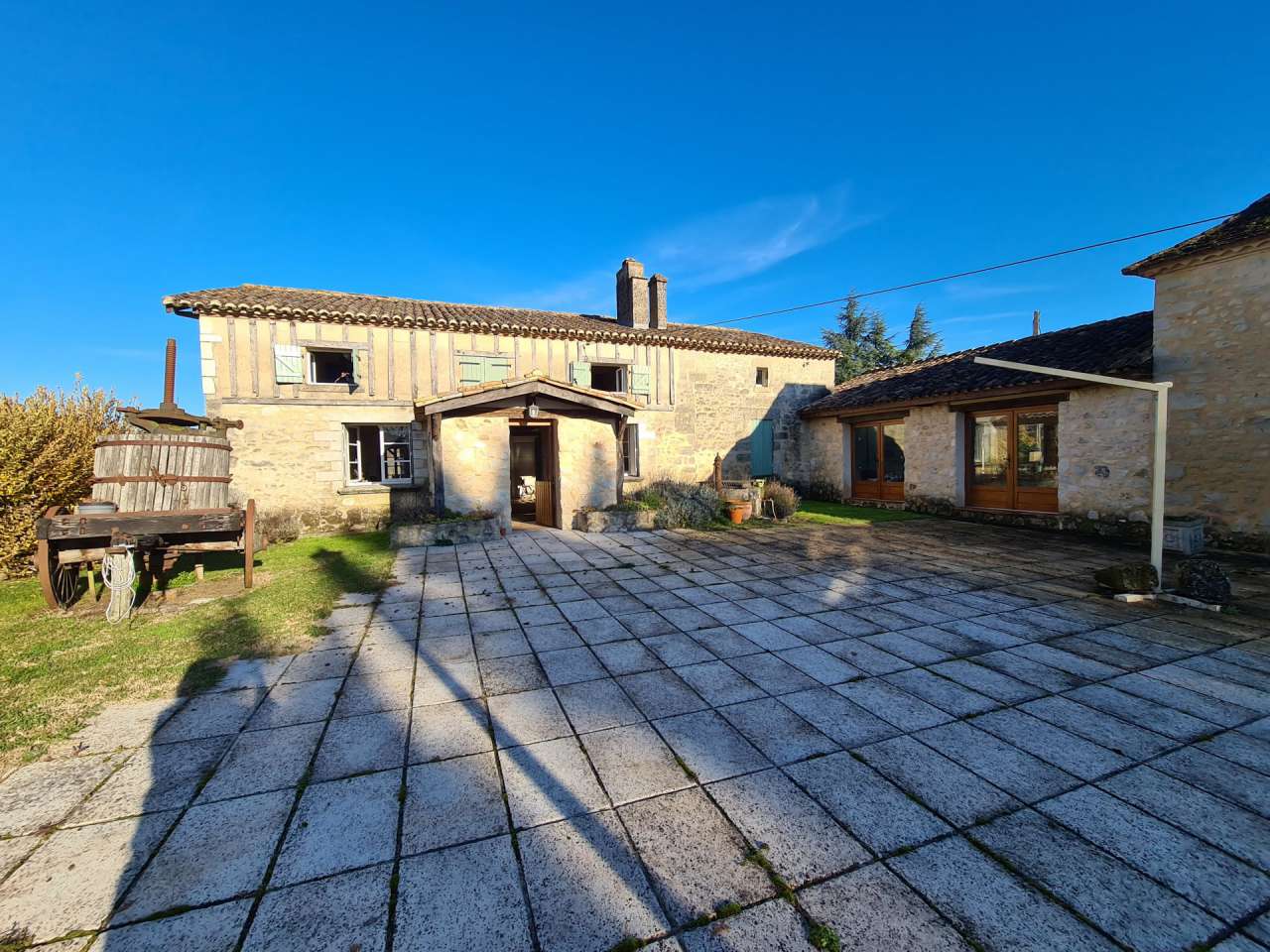 Spacious family home, with a large barn ripe for conversion, ideally situat