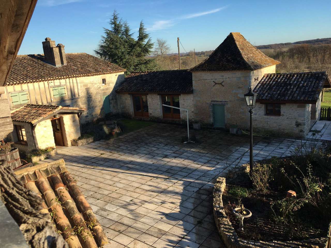 Spacious family home, with a large barn ripe for conversion, ideally situat