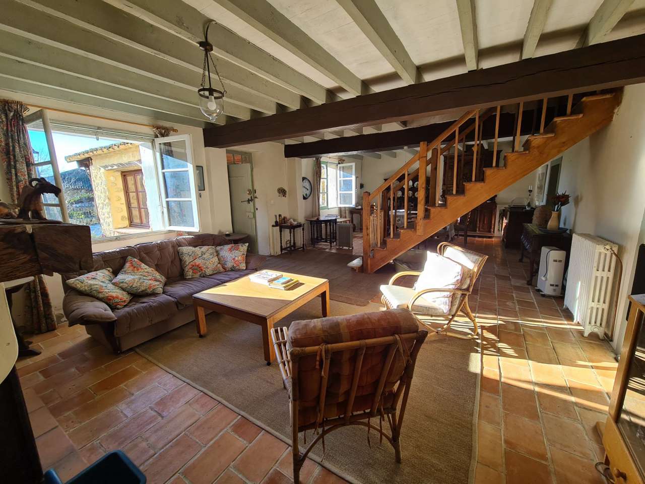 Spacious family home, with a large barn ripe for conversion, ideally situat