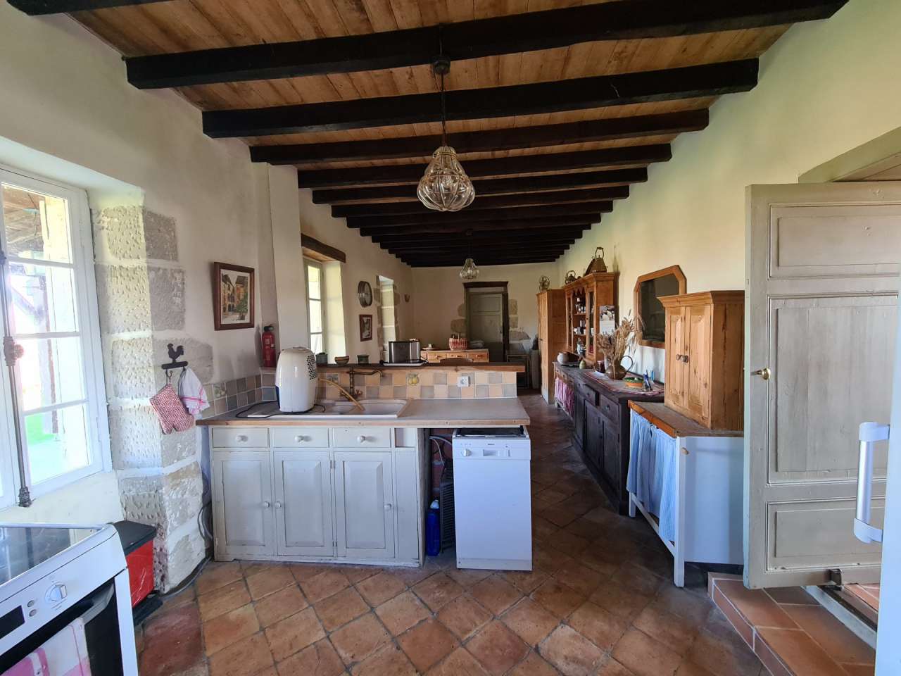 Spacious family home, with a large barn ripe for conversion, ideally situat