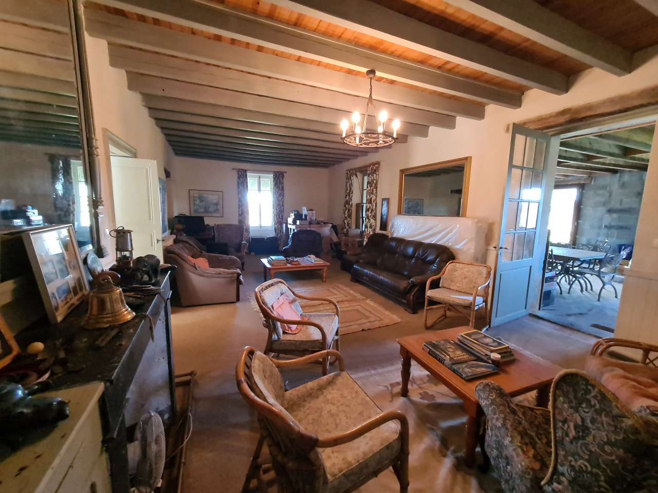 Spacious family home, with a large barn ripe for conversion, ideally situat