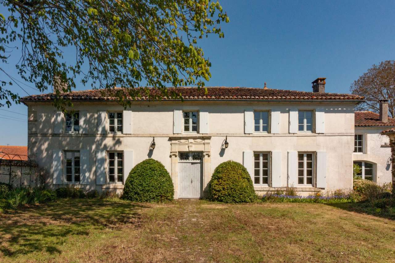 A beautiful and spacious Charentaise property located on the edge of a smal