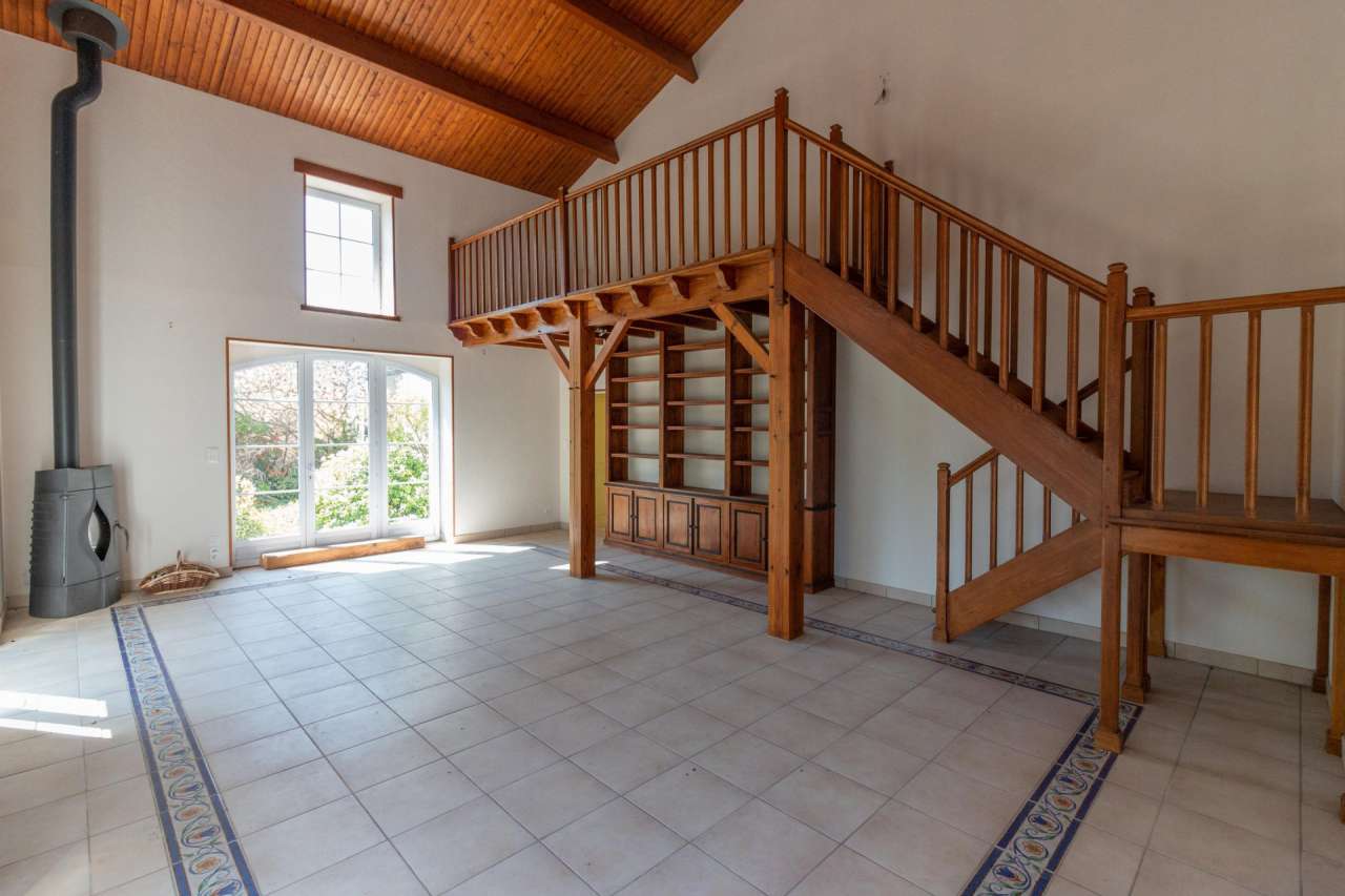 A beautiful and spacious Charentaise property located on the edge of a smal