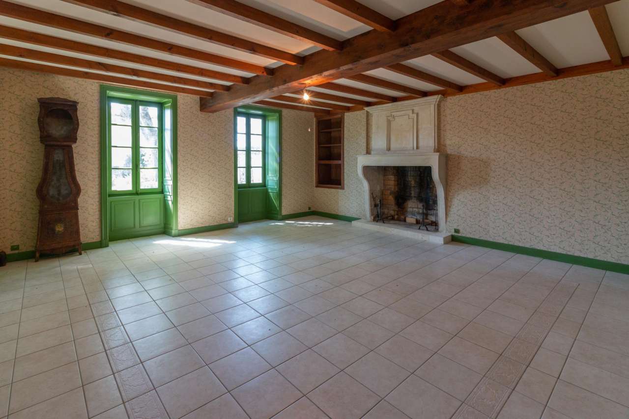 A beautiful and spacious Charentaise property located on the edge of a smal