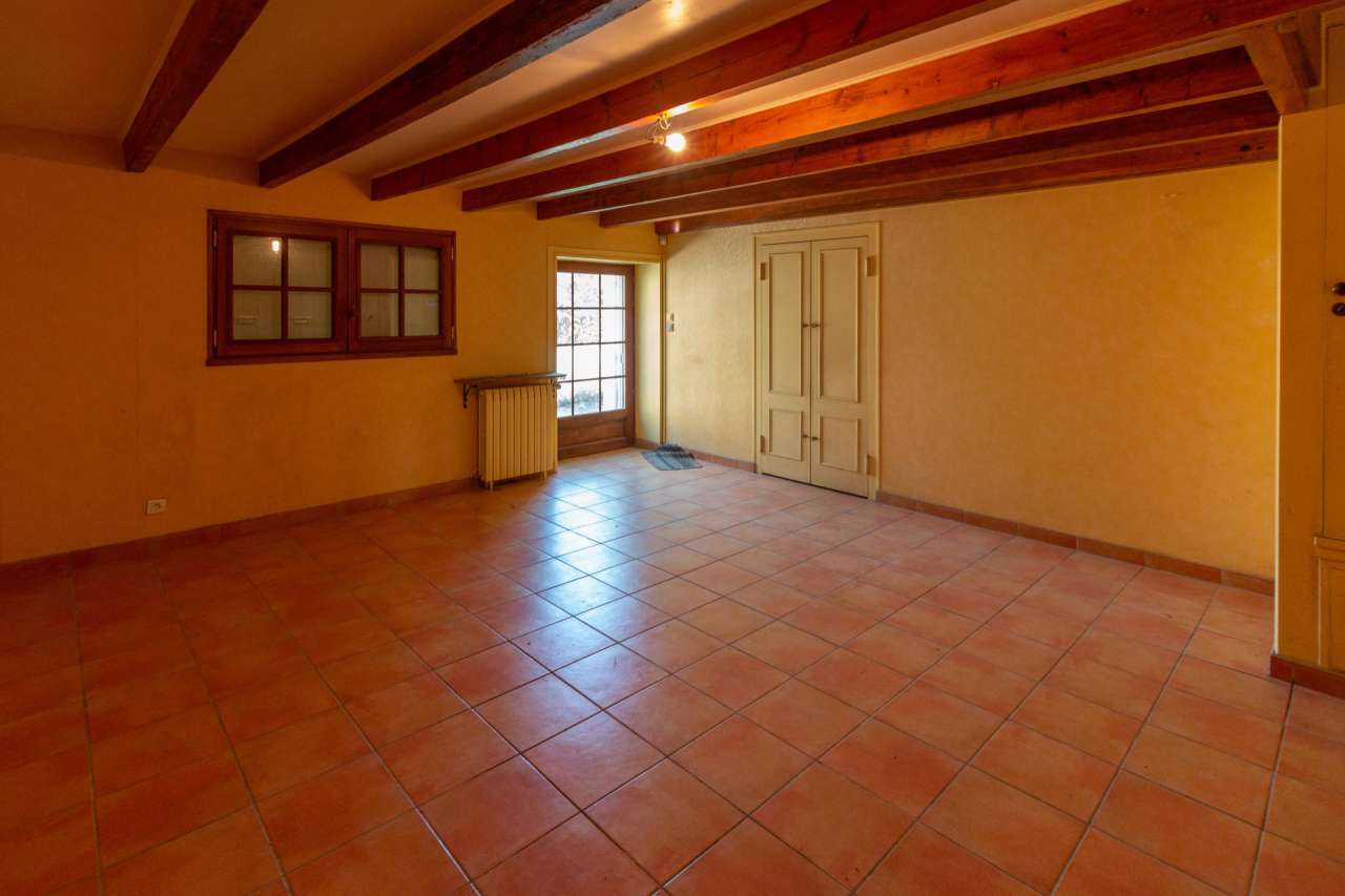 A beautiful and spacious Charentaise property located on the edge of a smal