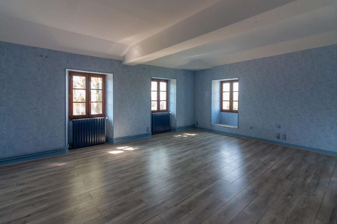 A beautiful and spacious Charentaise property located on the edge of a smal