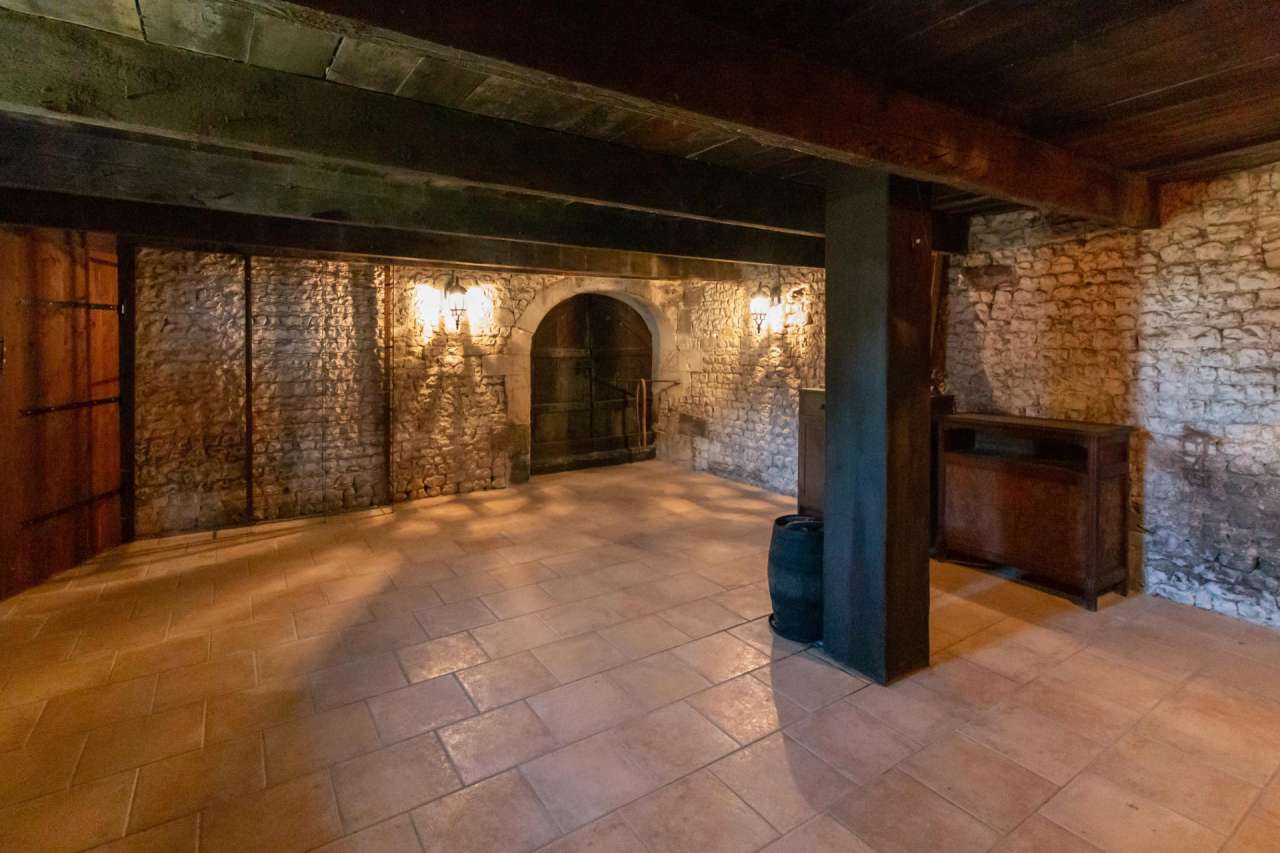 A beautiful and spacious Charentaise property located on the edge of a smal