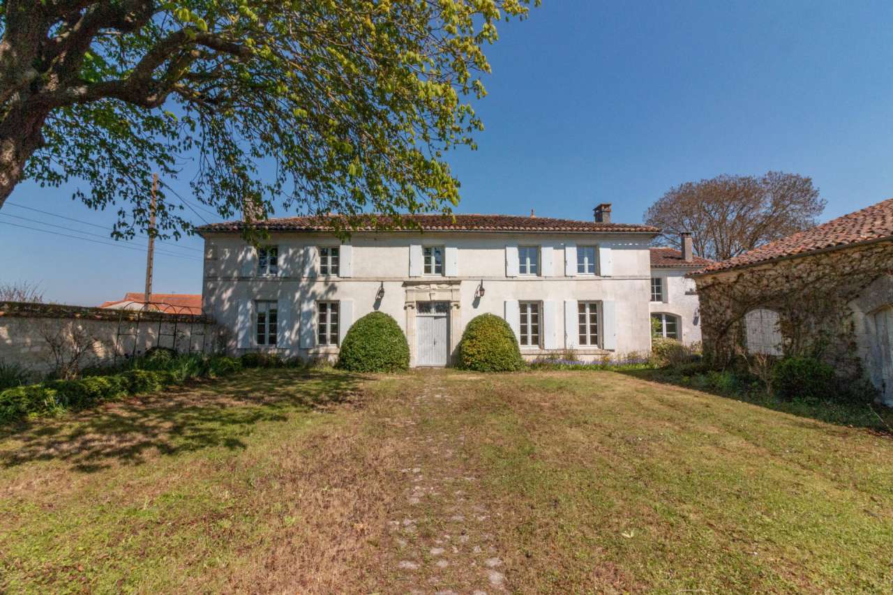 A beautiful and spacious Charentaise property located on the edge of a smal