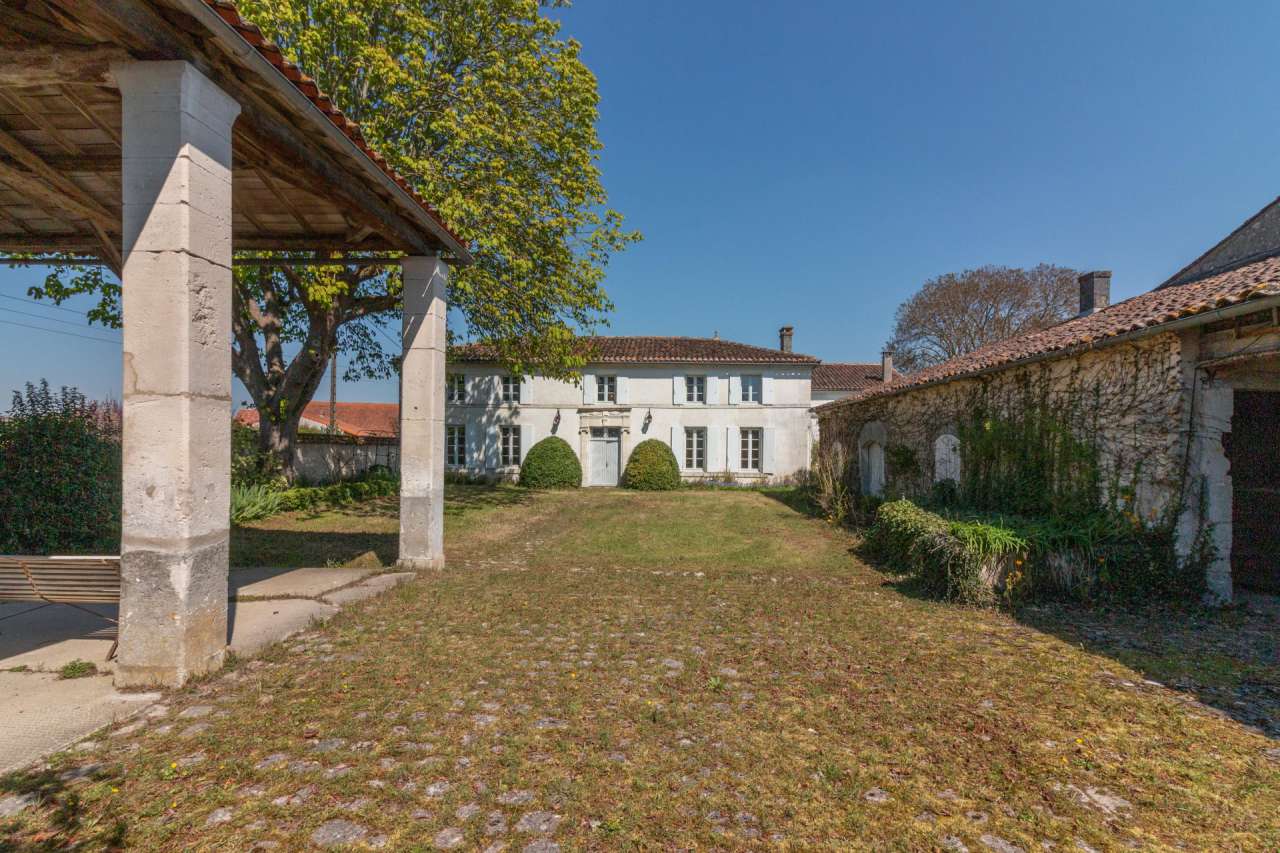 A beautiful and spacious Charentaise property located on the edge of a smal