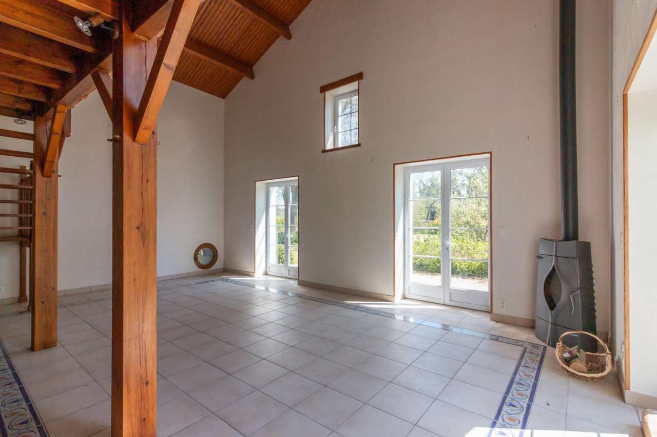 A beautiful and spacious Charentaise property located on the edge of a smal