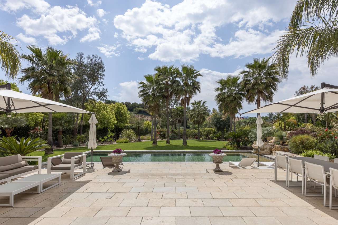 Newly built, this magnificent 5 bedroom villa, with a spacious total living