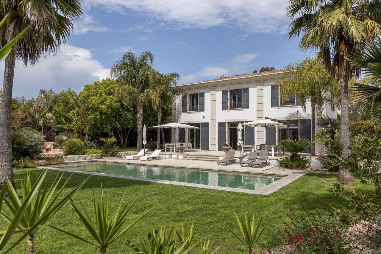 Newly built, this magnificent 5 bedroom villa, with a spacious total living