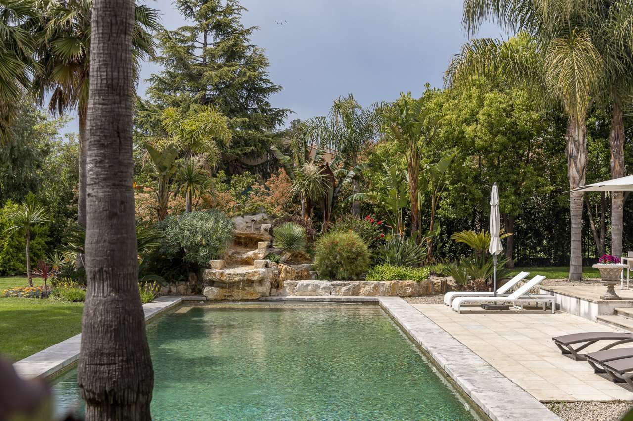 Newly built, this magnificent 5 bedroom villa, with a spacious total living