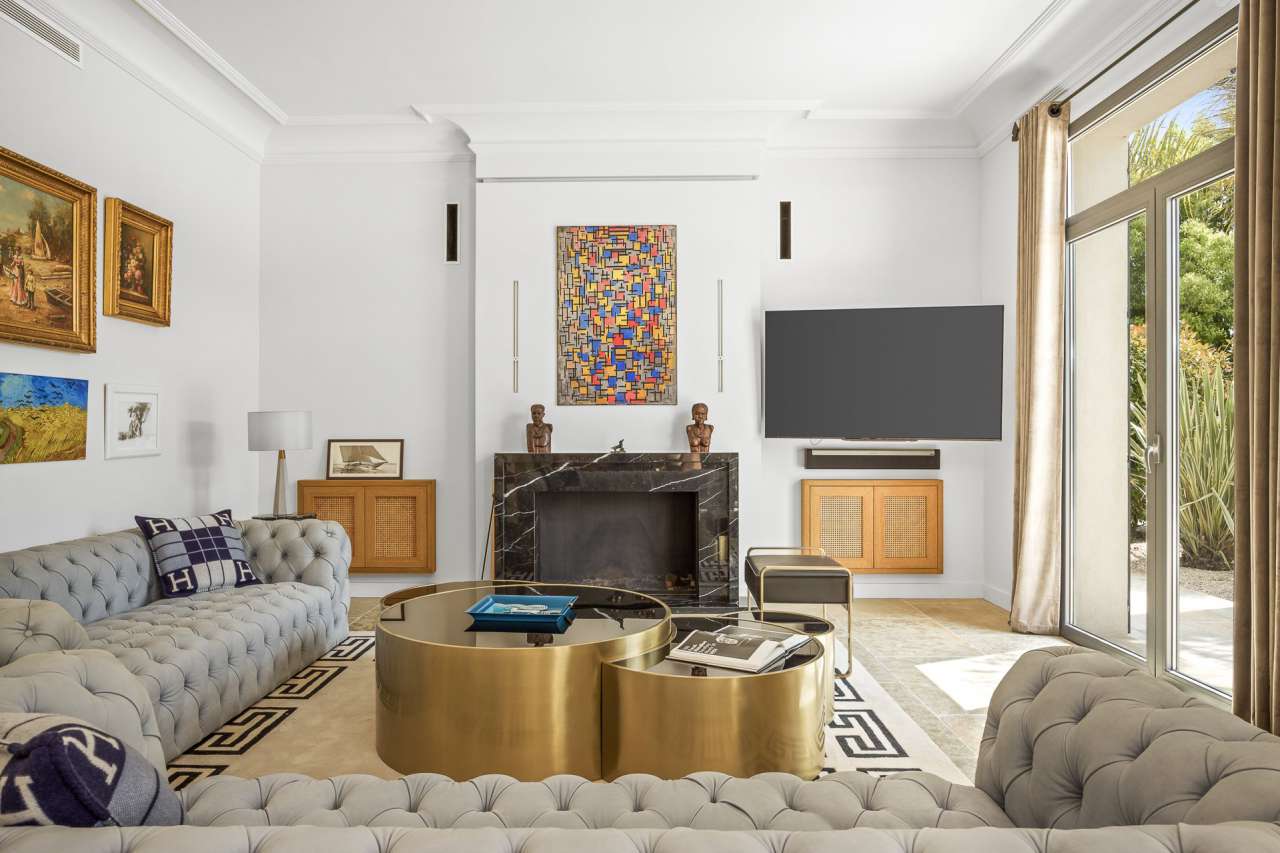 Newly built, this magnificent 5 bedroom villa, with a spacious total living