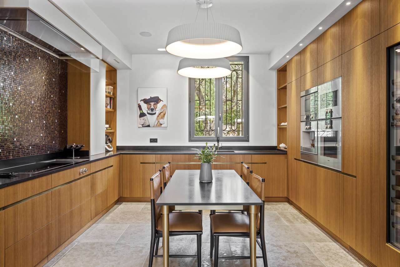 Newly built, this magnificent 5 bedroom villa, with a spacious total living