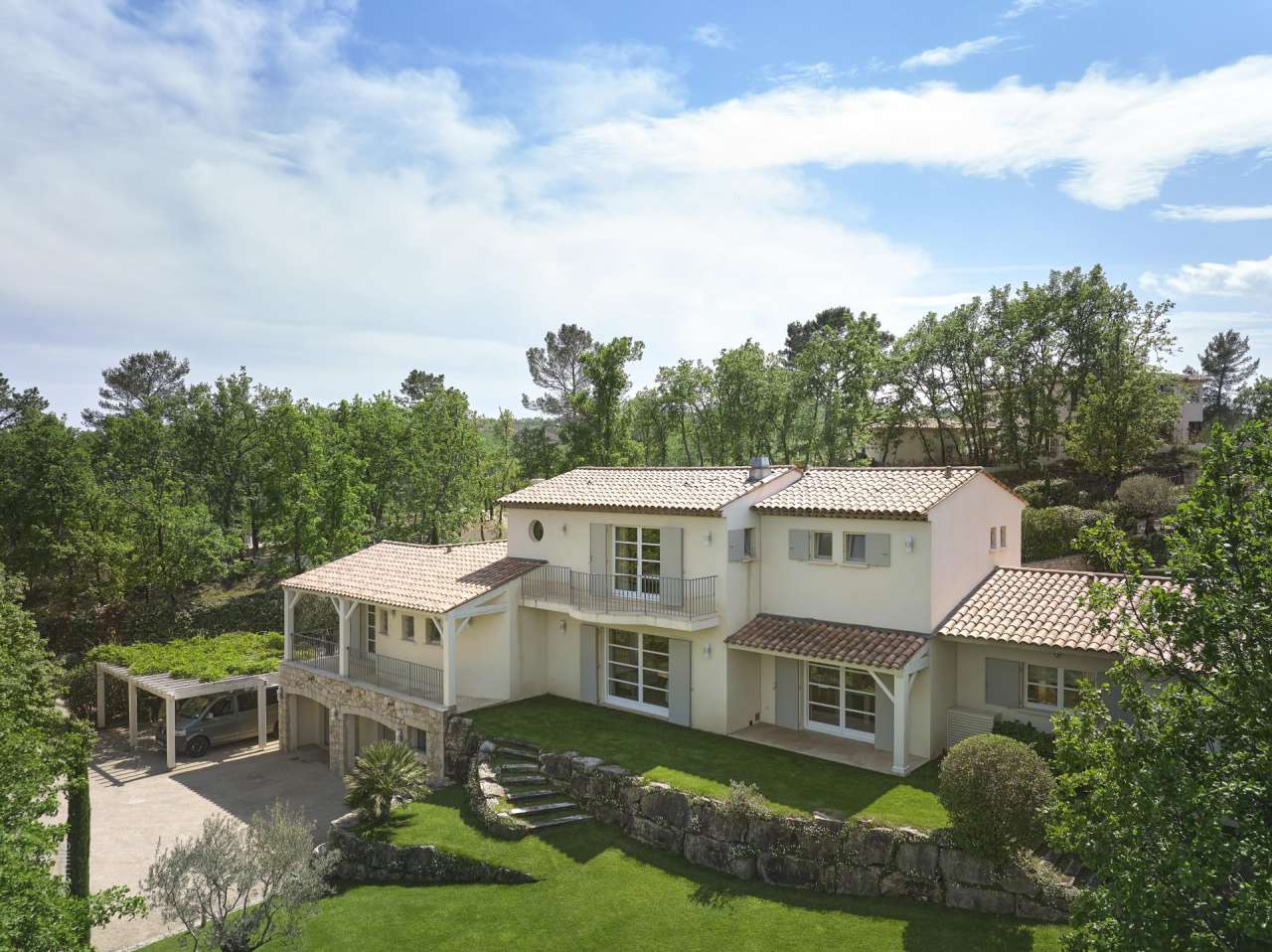 Beautifully presented and with a tastefully decorated total living area of