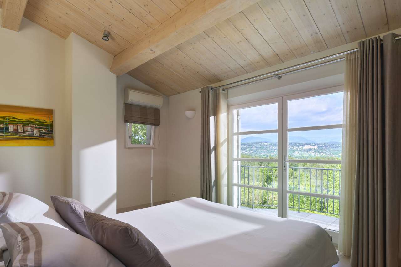 Beautifully presented and with a tastefully decorated total living area of