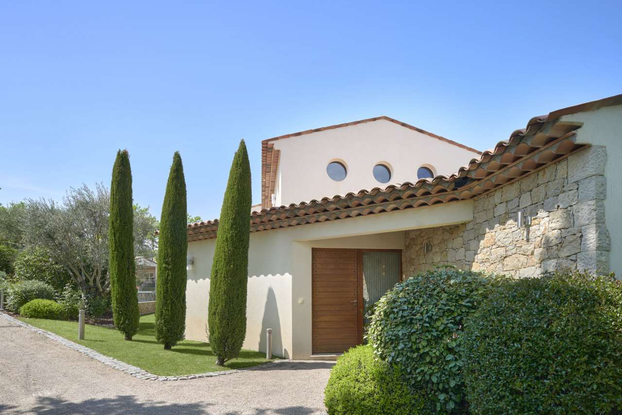 Beautifully presented and with a tastefully decorated total living area of