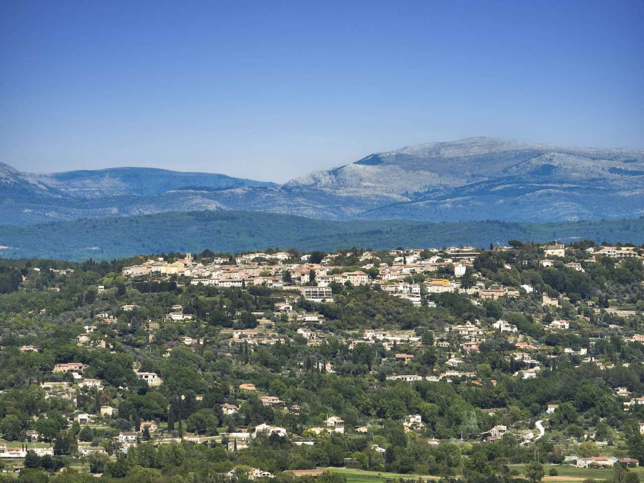 Beautifully presented and with a tastefully decorated total living area of