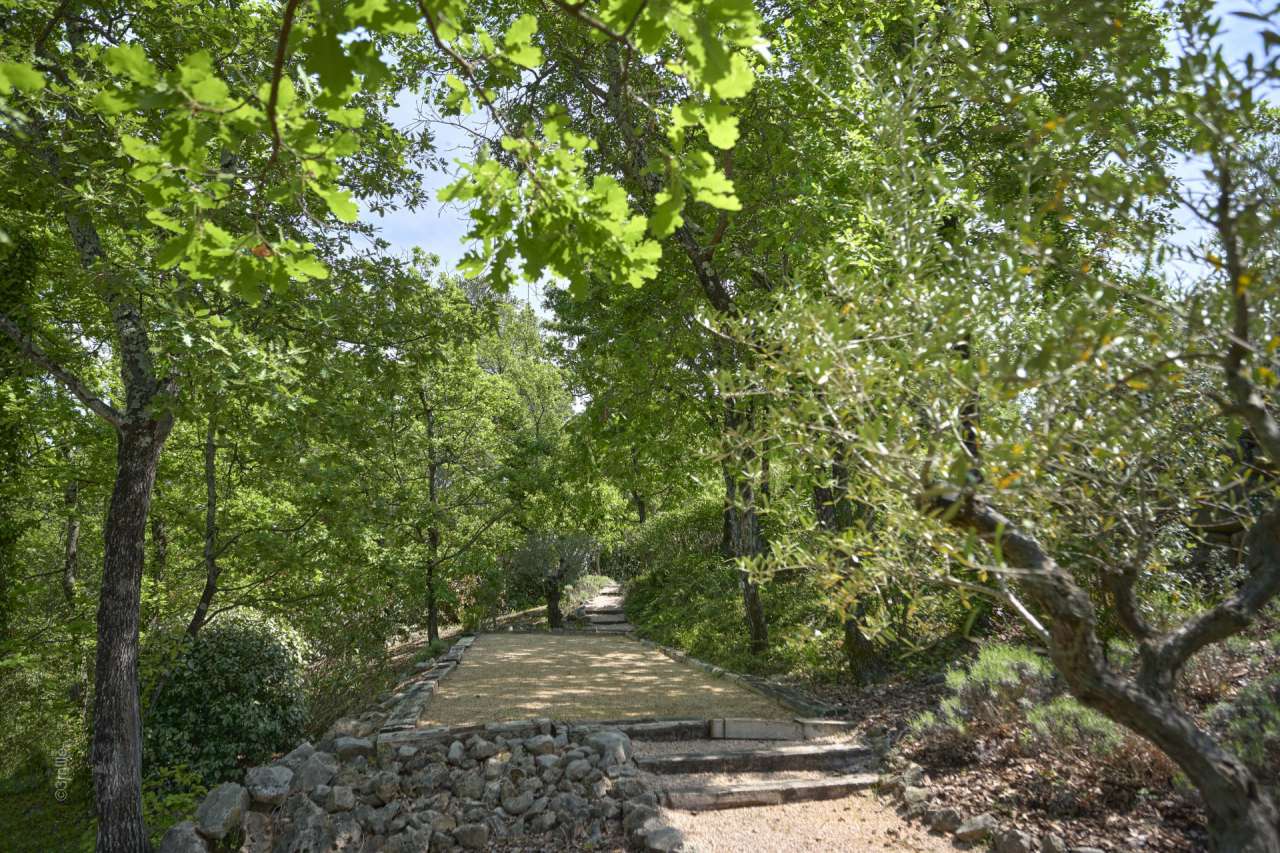 Beautifully presented and with a tastefully decorated total living area of