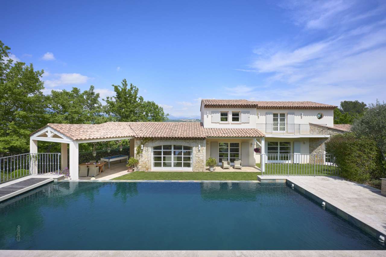 Beautifully presented and with a tastefully decorated total living area of