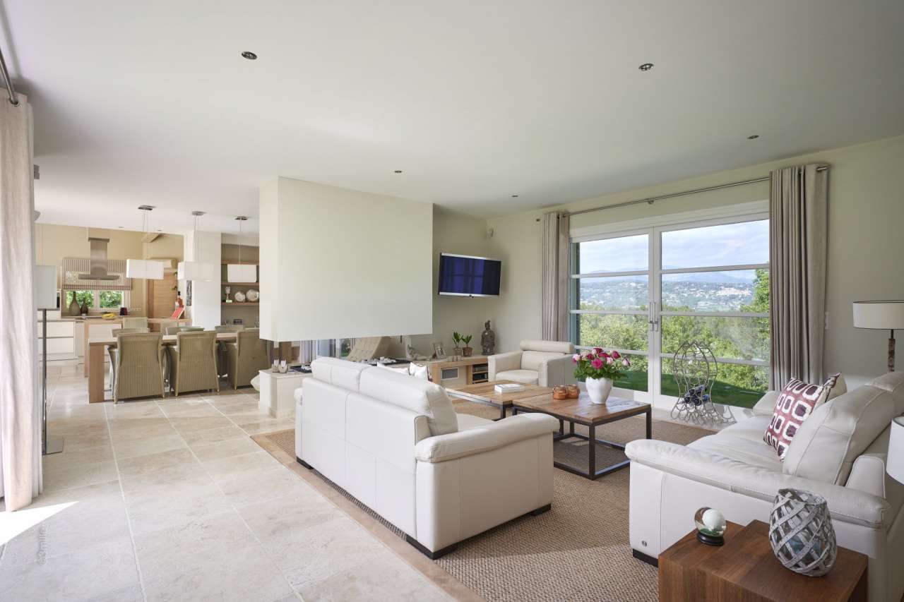 Beautifully presented and with a tastefully decorated total living area of