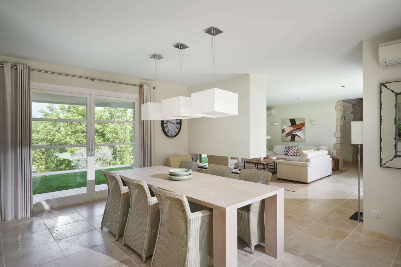 Beautifully presented and with a tastefully decorated total living area of